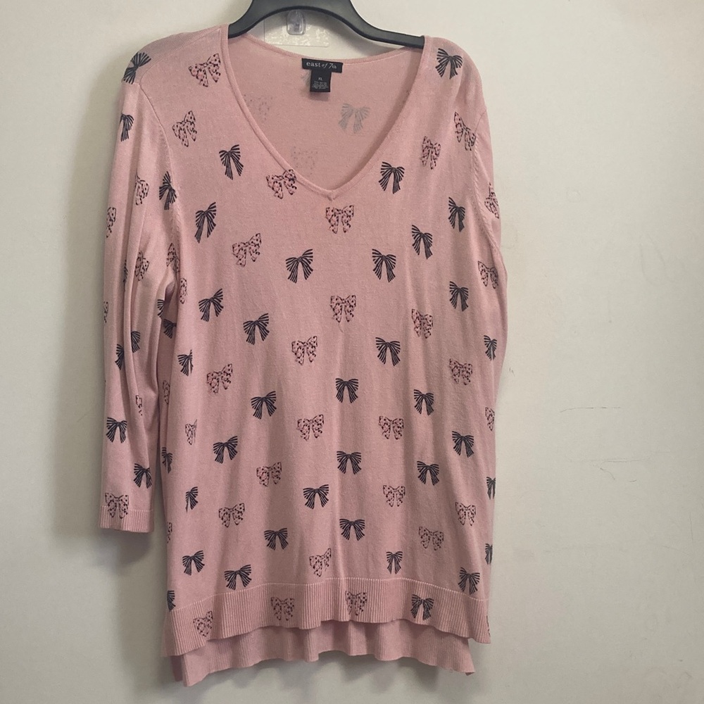 East of 7th Pink V-Neck Sweater with Bow Print